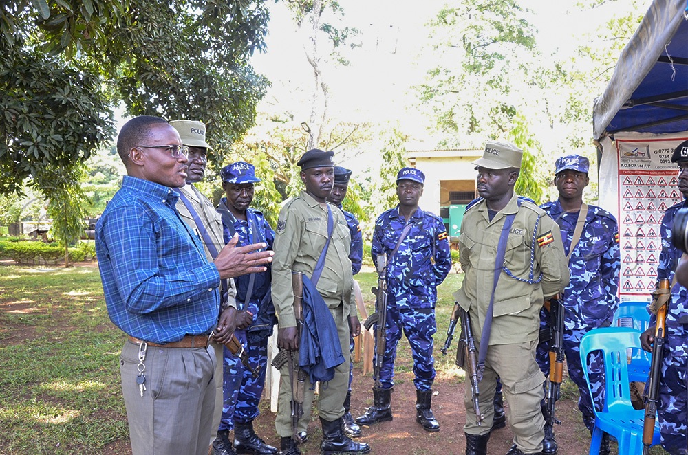Patrick Asiimwe, the acting deputy town clerk briefing the police officers at the municipal headquarters. (Photo by Yosam Gucwaki)