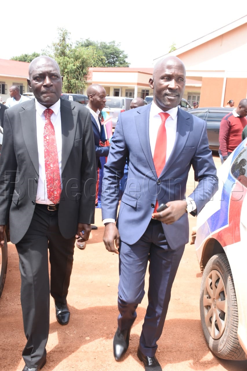 Omubaka Robert Ssekitoleeko ( ku ddyo) bwabadde atuuka ku kitebe Kya Disitulikiti e Luweero okusunsulwa. Ku kkono ye Erasto Kibirango nga ye Ssentebe wa disitulikiti ye Luweero