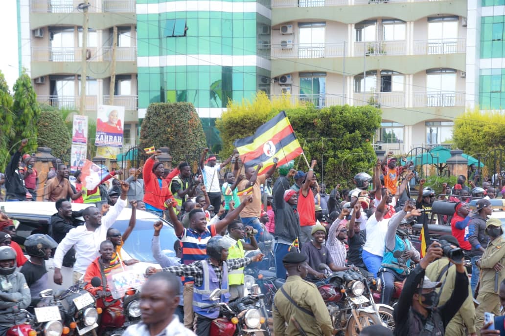 NUP supporters cheering Kyagulanyi. (Credit: Ponsiano Nsimbi)