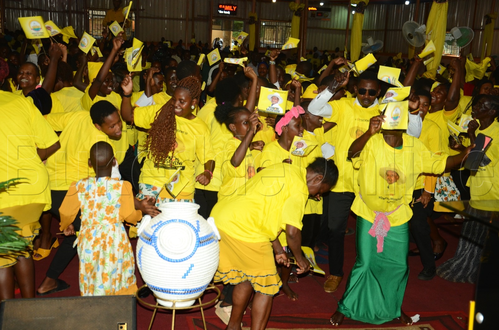 Abakkiriza mu kusaba ku kkanisa yomusumba Twaha Muzira eya Fresh Fire Deliverance minisitries e Bulang Nbaulagala