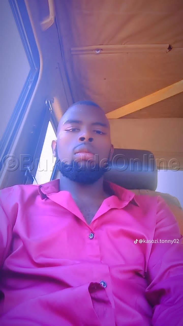 William Agambibwa Okuwamba Bbebi bw'afaanana.