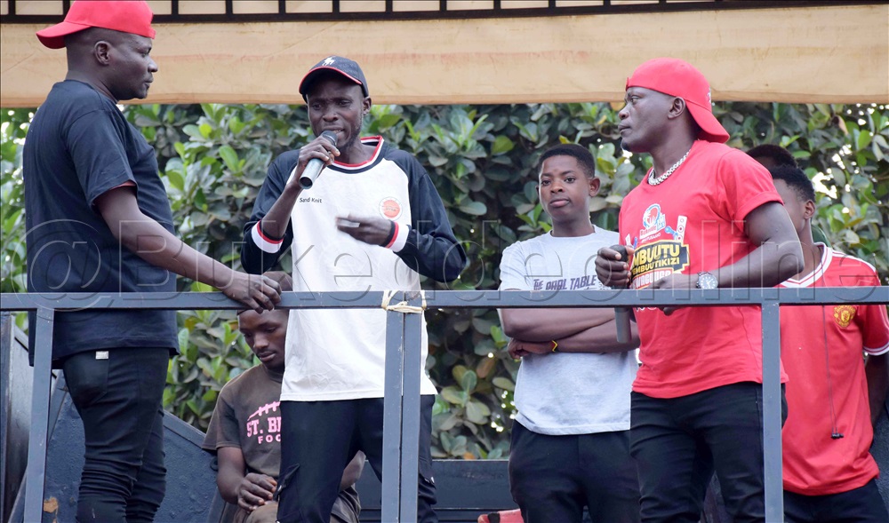 Omu Ku Bayimbi Abato Abavuganyizza E Gayaza Ng'ayimba Ku Kkono Ye Katayira Wa Bukede Mc Maswanku.