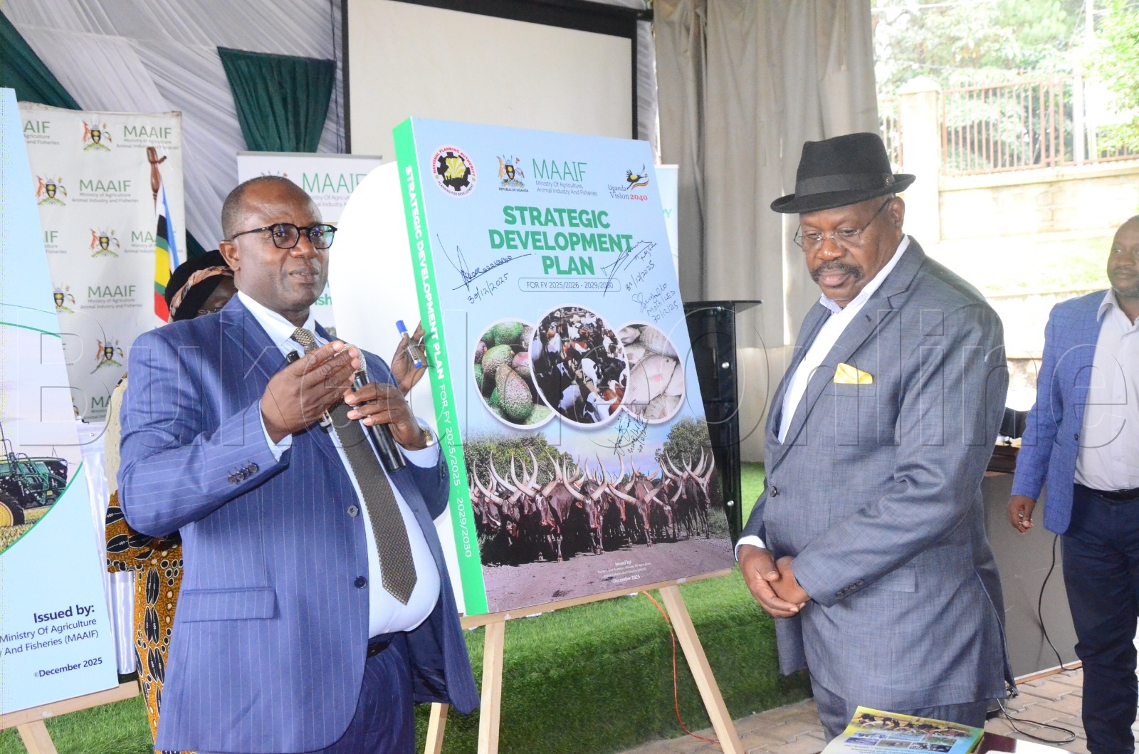 Hon Fred Bwiino Kyakulaga Minister we byobulimi n'obulunzi ( mu sSuuti ya Blue) ng'ayogerako eri abakozi okuva mu Kitongole kye byobulimi n'obulunzi