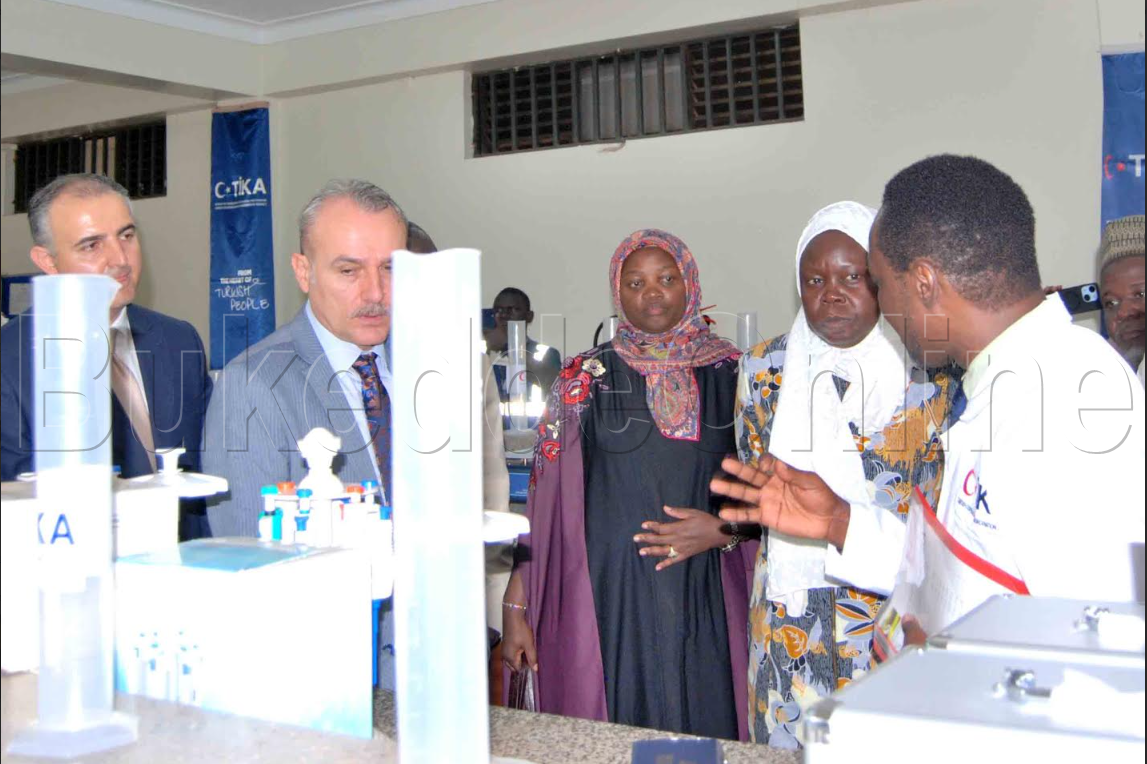 Bannansi ba Turkey nga bali n'abakungu ba Yunivasite y'Obusiraamu