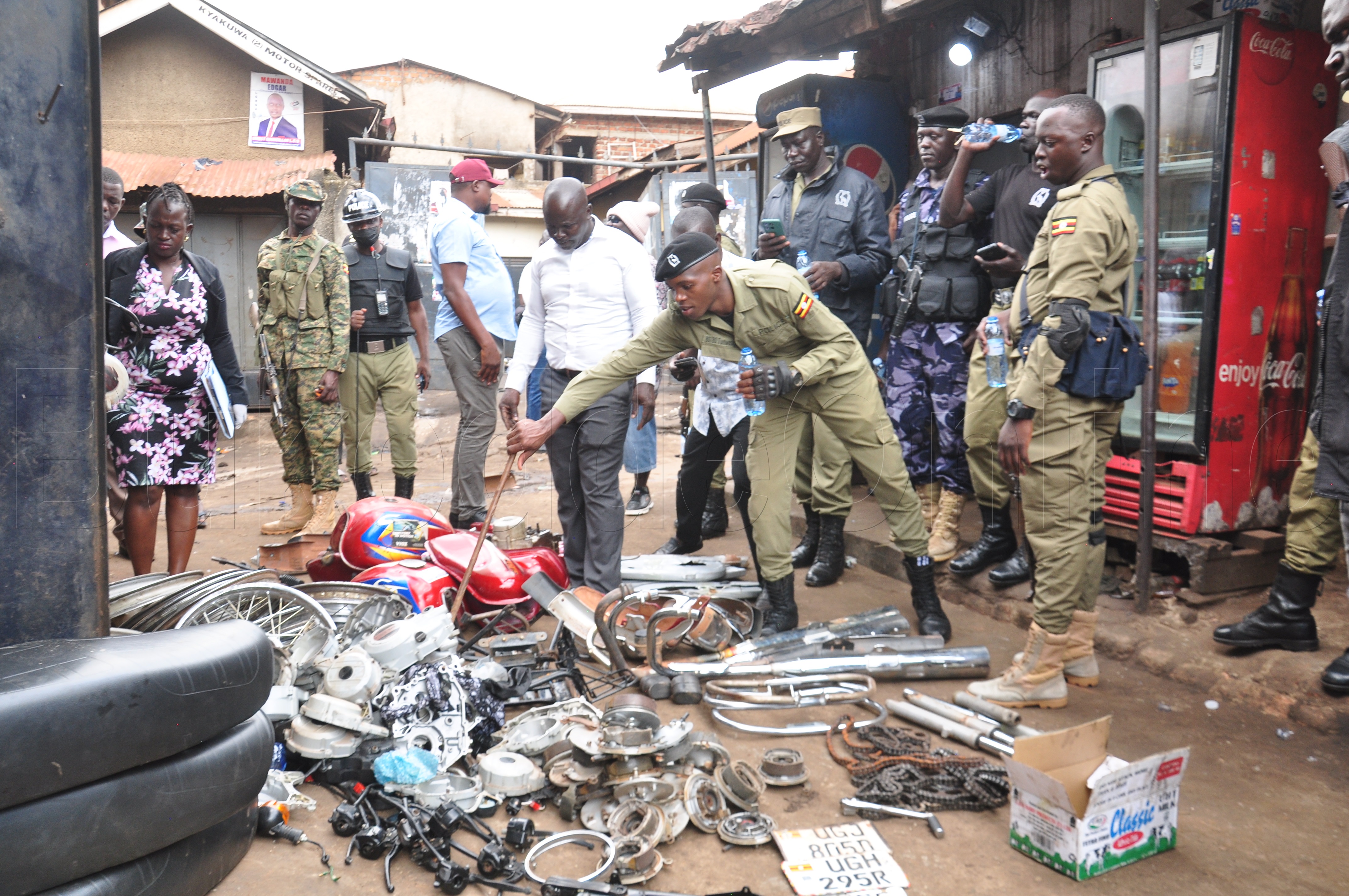 Aba Poliisi nga bekebejja ebyuma bya Piki-Piki