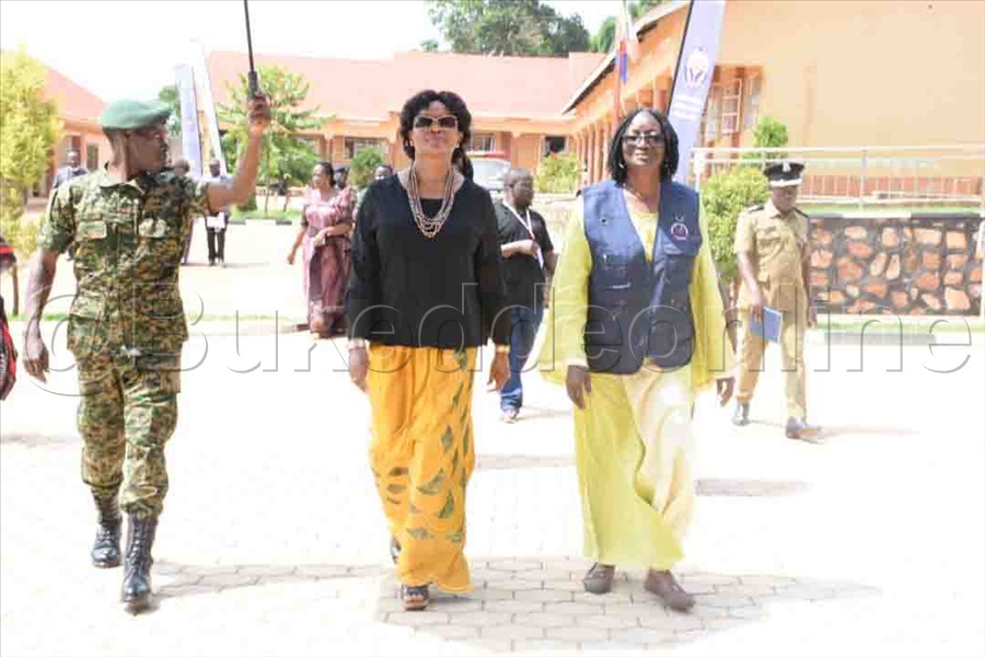 Nnaabagereka Ng'atuuka Ku Ssomero Ku  Muzza High School E Kabembe Mukono Awali Ekisaakate Kye.