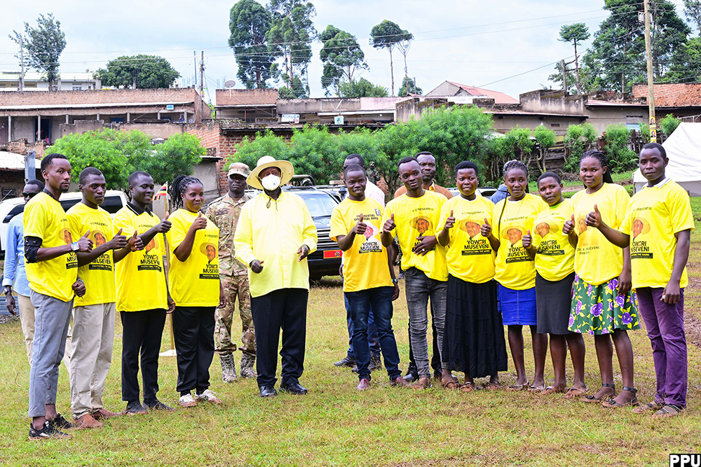 President Museveni poses for a photo with some of the State House Industrial skilling hub beneficiaries from Namisindwa district during his campaign rally in the district on Saturday. (PPU Photo)