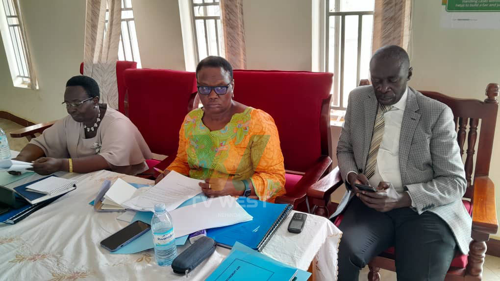 Ba kansara bamanyiise omuny&rsquo;ishengyero-kazi wa disiturikiti ya Sheema, Rosemary Nyakikongoro aha bakozi batarikumara omu kitongore ky&rsquo;eby&rsquo;amagara ekiteganiise okuhisya abantu obuheereza burungi.