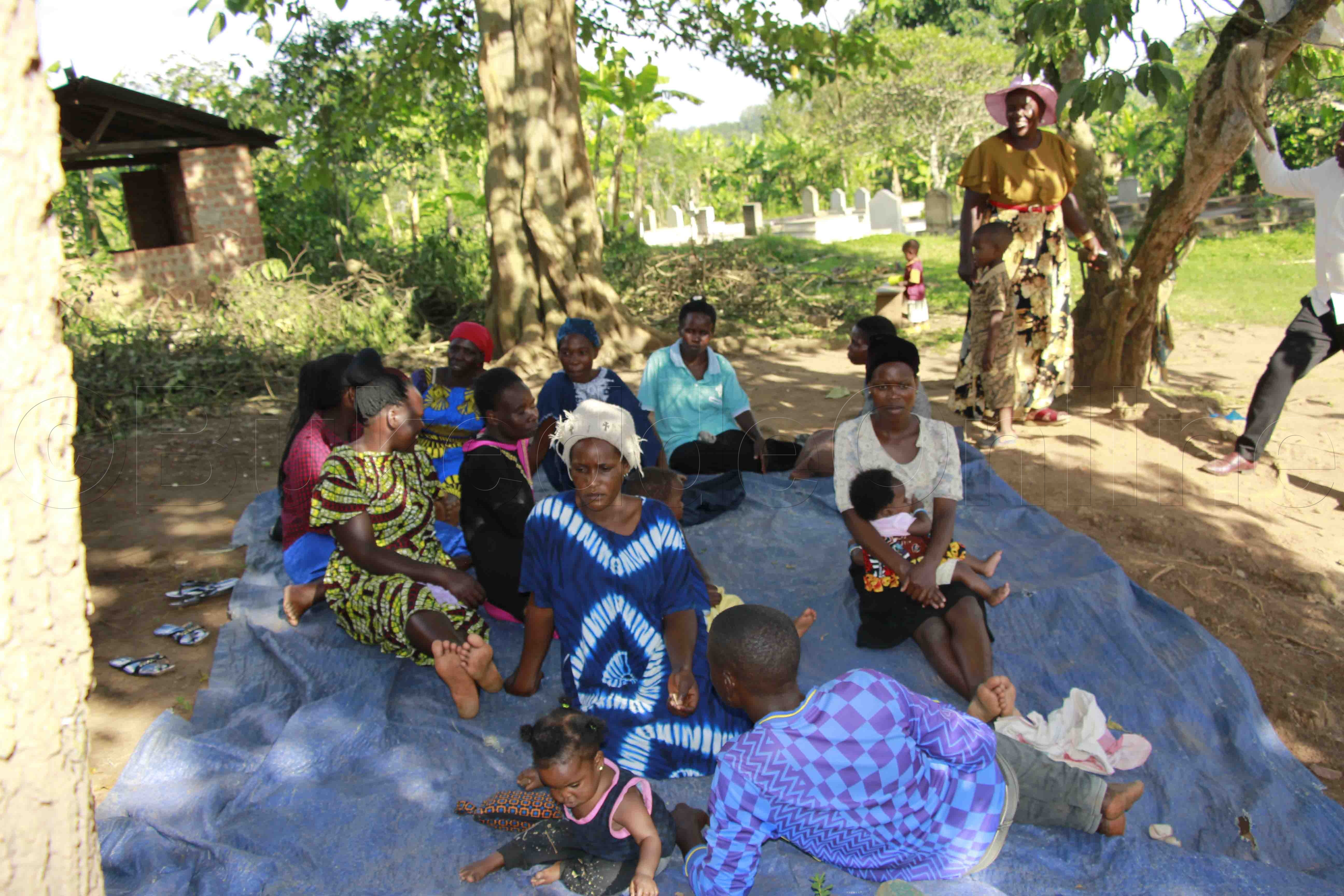 Abakungubazi abaabadde balinze omulambo ku kiggya.