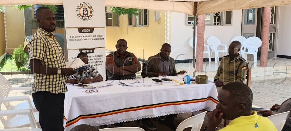 Hajati Bukirwa ng'ali n'abakungu abalala