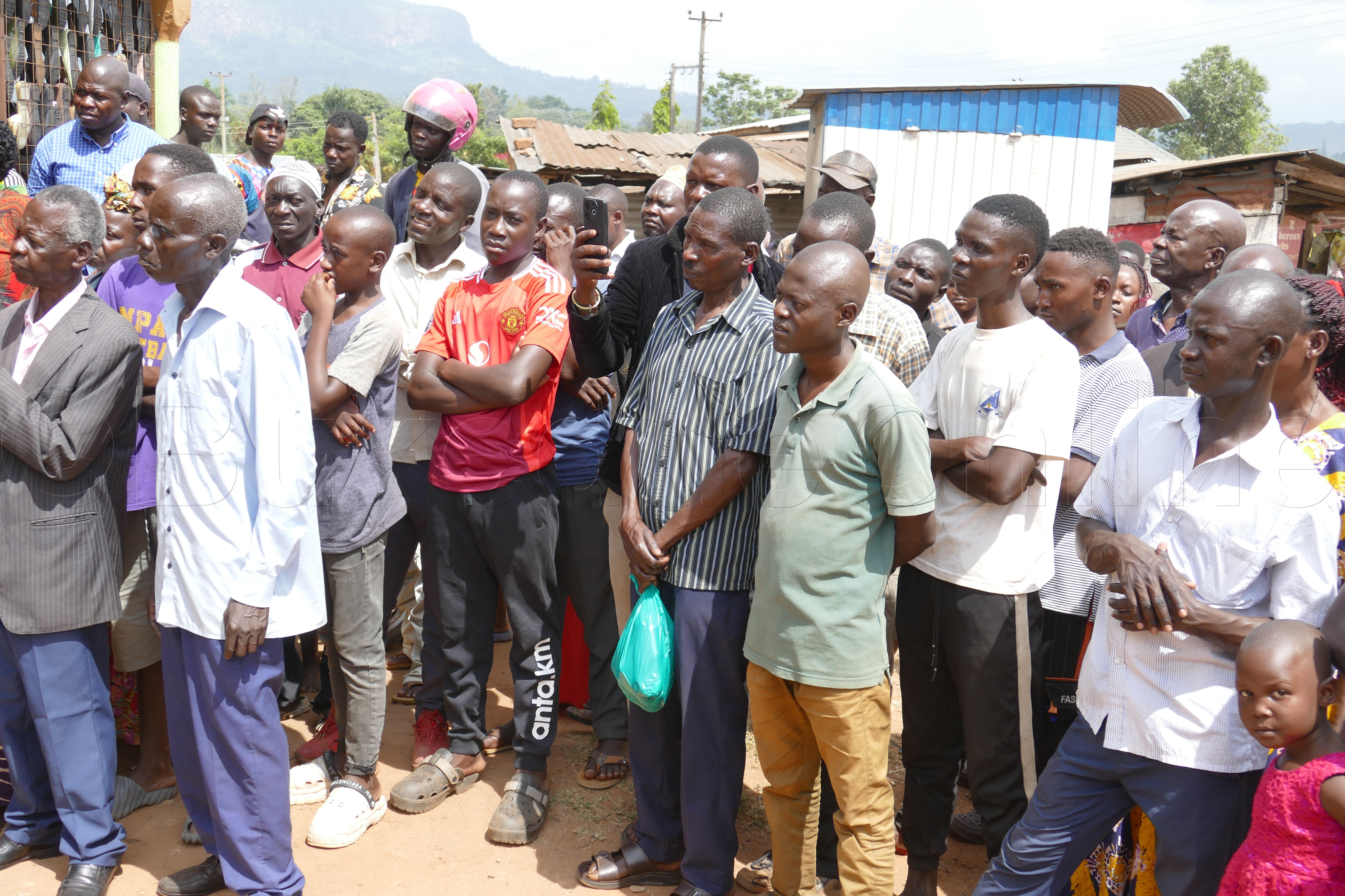 Abamu ku batuuze e Mbale nga bawuliriza Mugisha Muntu