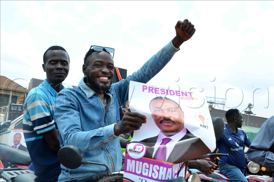 One of the supporters of Rtd. Gen. Mugisha Muntu could not hide his excitement after seeing him on Tuesday.