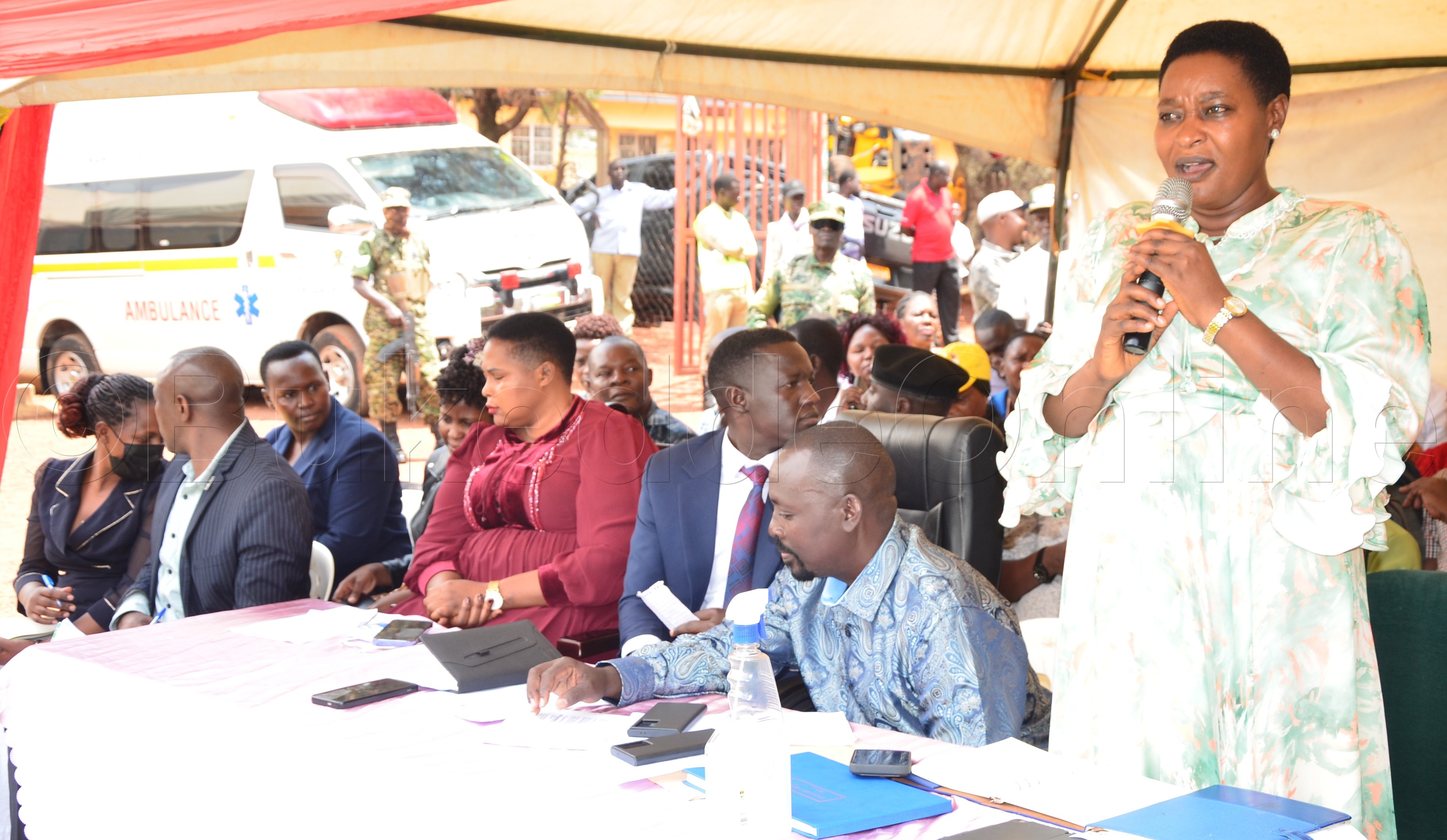 Rdc Mbabazi ng'ayogerako eri abatuuze.
