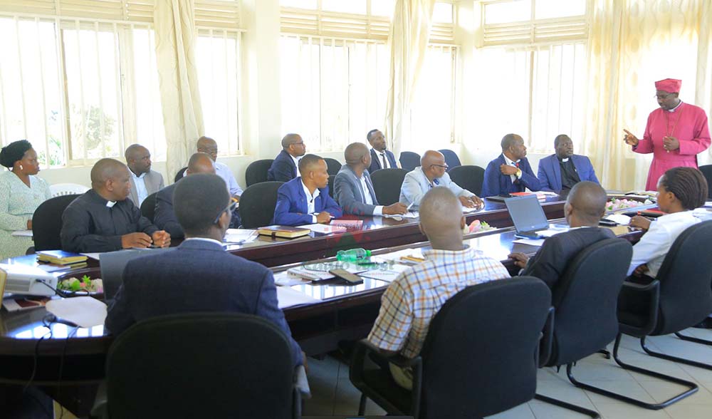 Biishopu Sheldon Mwesigwe arikugambaho n'abashaho hamwe n'abanyadiini..(Photo by Michael Tumwakire)
