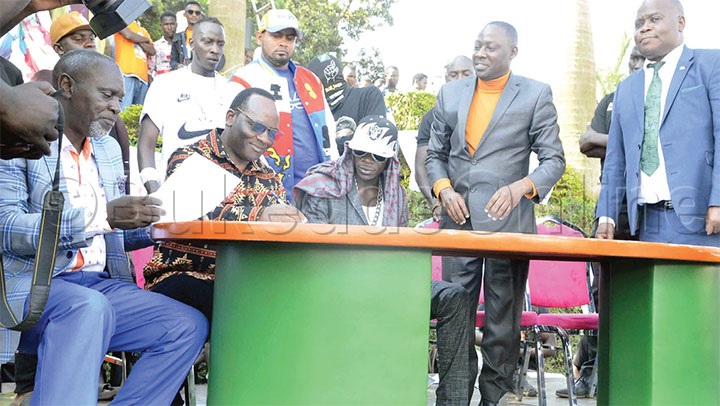 Mpuuga (owookubiri Ku Kkono) Ng'assa Omukono Ku Kiwandiiko.