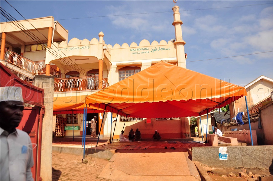 Omuzikiti Gwa Masjid Fauz Omugenzi Gwe Yazimba Ku Luguudo Lwa Sir Apollo E Kampala Mukadde We Bagenda Okumusaalira.