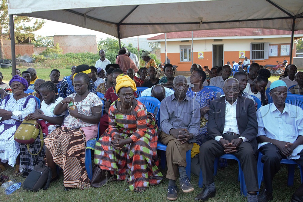 Residents listening to the Resident district commissioner Kikuube district Agaria Godwine's address. (Photo by Peter Abaanabasazi)
