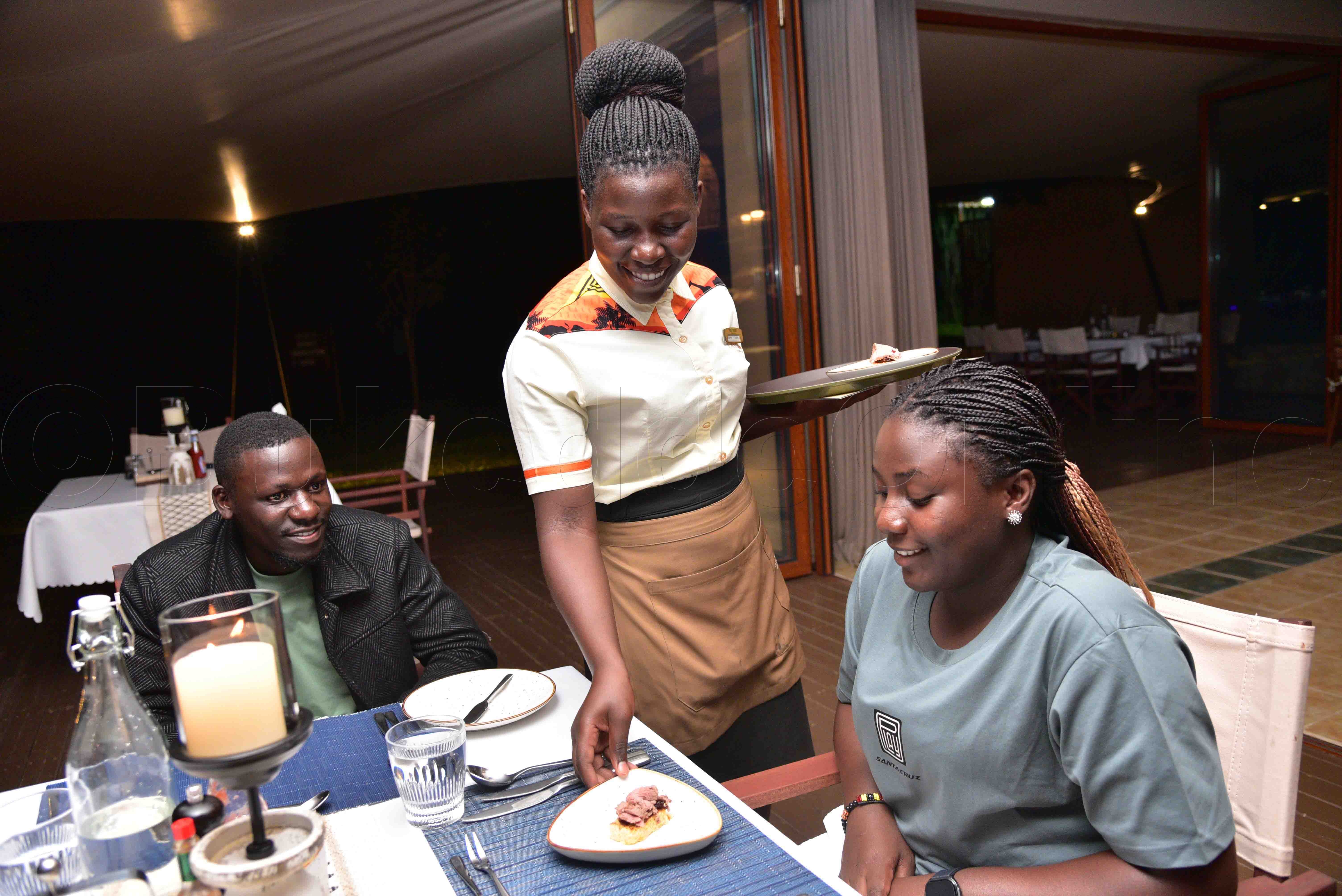 Omu ku bakozi ba Entikko Safari Lodge ng'abagula abawanguzi baffe ekyeggulo.
