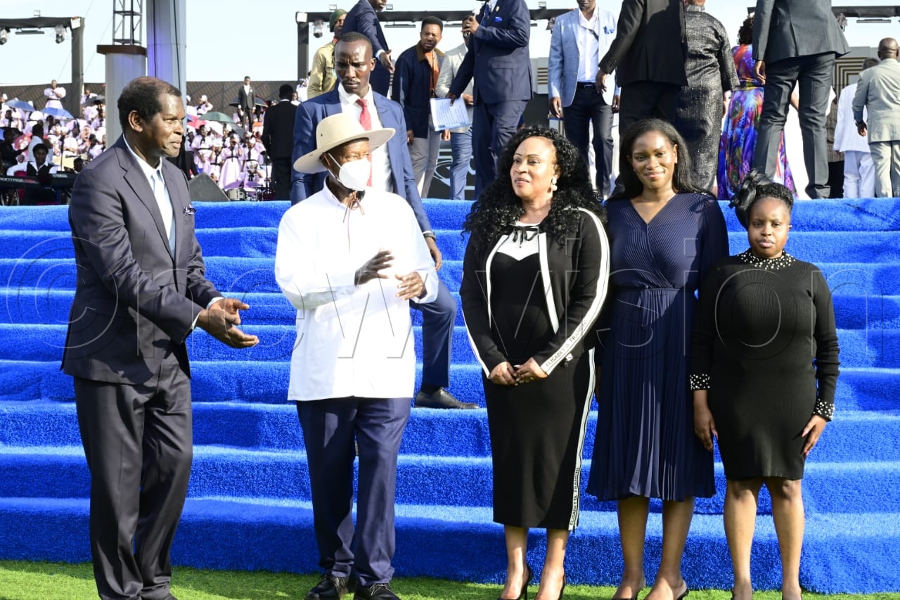 President Museveni (2nf left) poses for a photo with Pastor Robert Kayanja and his family.