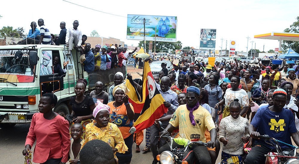 Residents of Ayivu division accompanying Balaam Barugahara, the minister of state for youth and children affairs to the Arua golf course for president Museveni’s campaigns in Arua city. This was after he inspected stalls in the new Carnegie A1 Community Market in Ayivu division Arua City. The minister is in West Nile for his Youth Wake Up Call Mobilisation and Accountability Tour. This was on October 13, 2025. (Credit: Lawrence Mulondo)