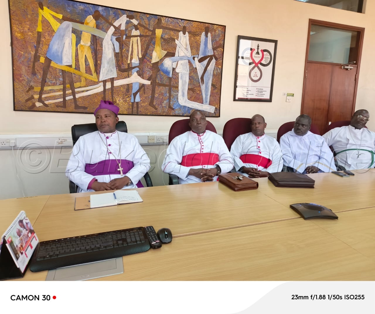 OMulabirizi w'e Mukono Kagodo (ku kkono) n'abalala abaamuwerekeddeko mu ofiisi za Vision Group.