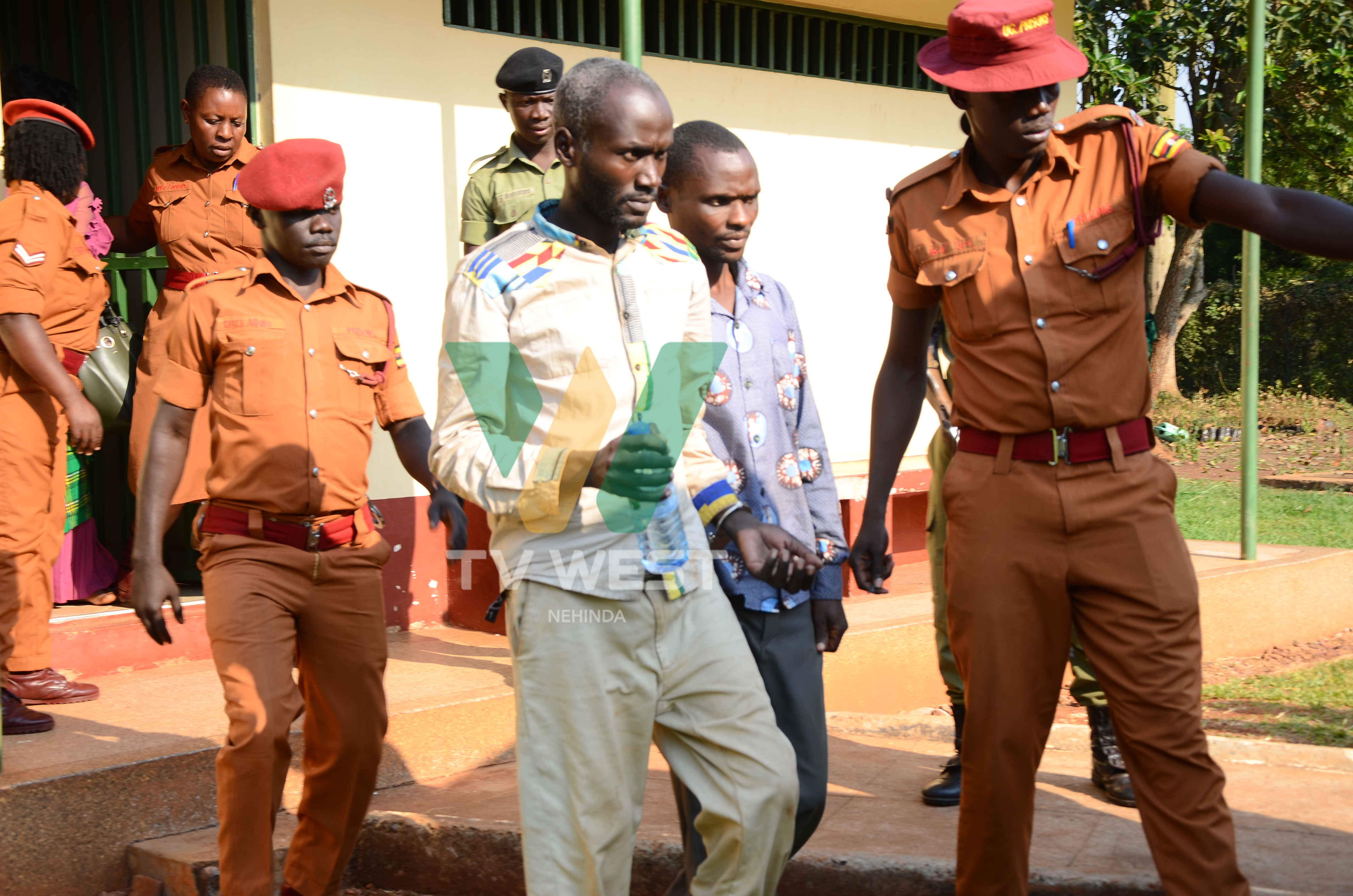 Joshua Namurenge na mutaahi we Martin Kipsanga aha kooti ya Masindi. Photo by Yosam Gucwaki