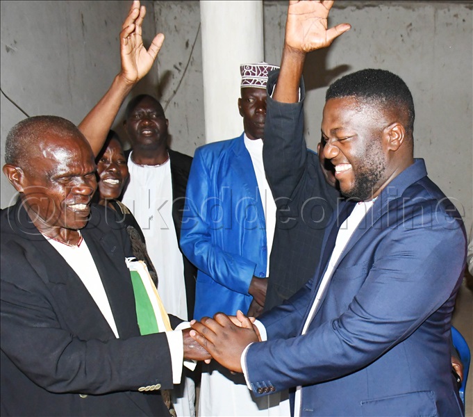 Ssentebe Wa Cultural Council Ya Bugwere Tom Mbulamberi (ku Kkono) Ng’ Alangirira Geoffrey Wayabire (ku Ddyo) Ku Bwa Ikumbania Bwa Bugwere E Budaka Ku Lwokuna