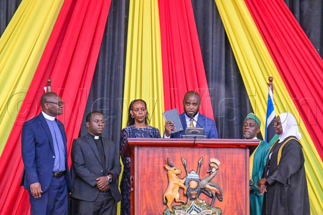Mwine Mpaka Rwamirama taking oath to officially assume office as Member of Parliament for Mbarara South Division. (Photo by Miriam Namutebi)