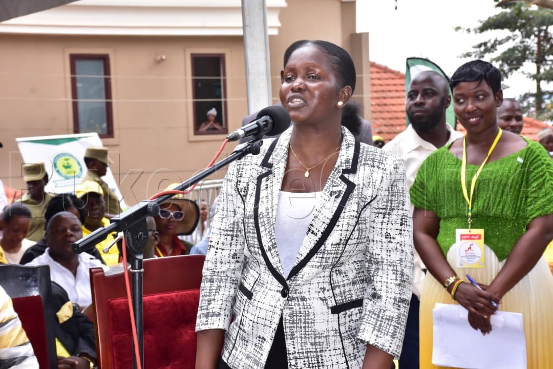Hellen Sseku ng'ayogera mu kuggulawo offices za Mwoyo gwa ggwanga e Muyenga 