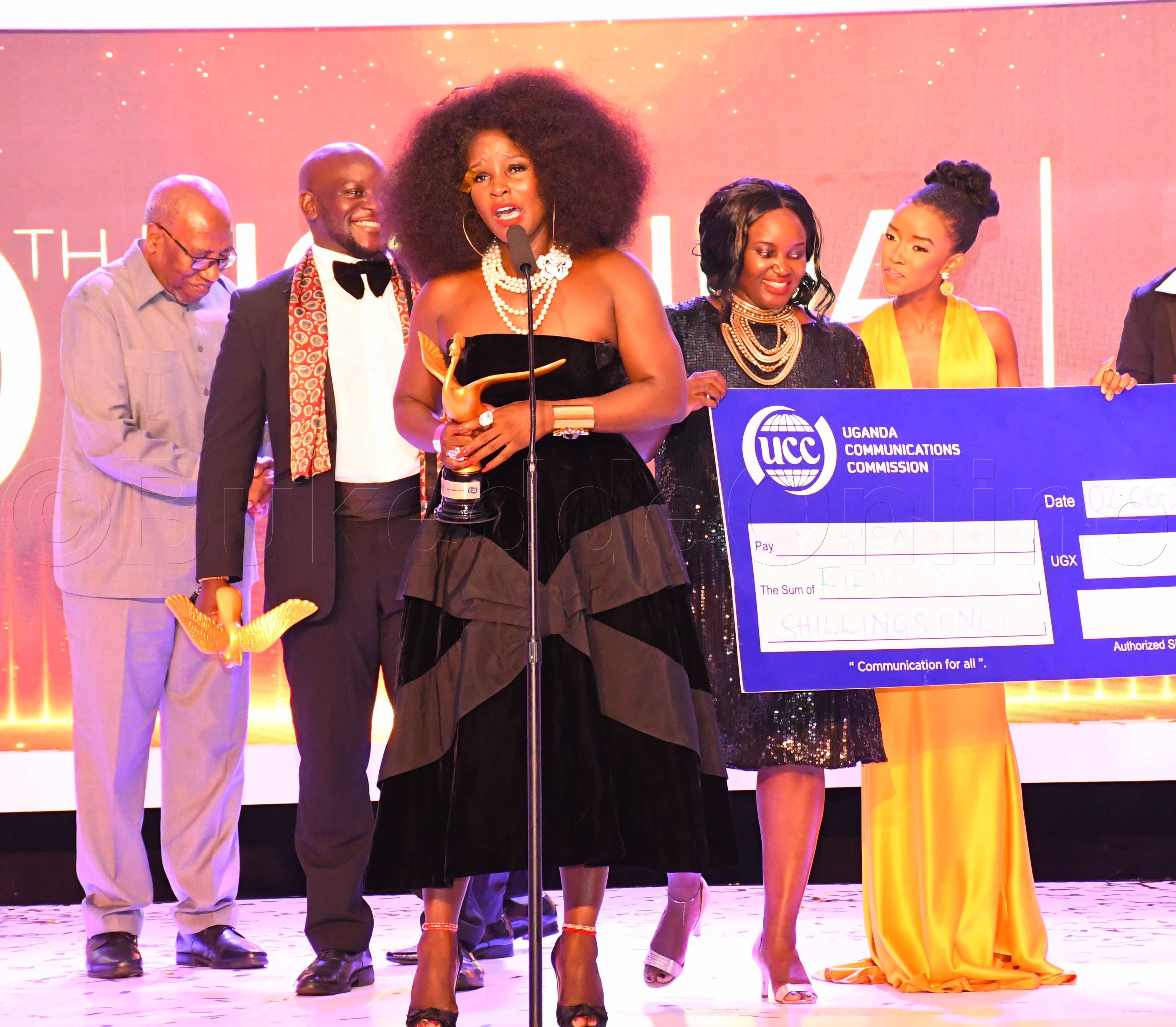 Nana Kagga eyawangudde Best Feature Film Ng'ayogerako Eri Abantu.