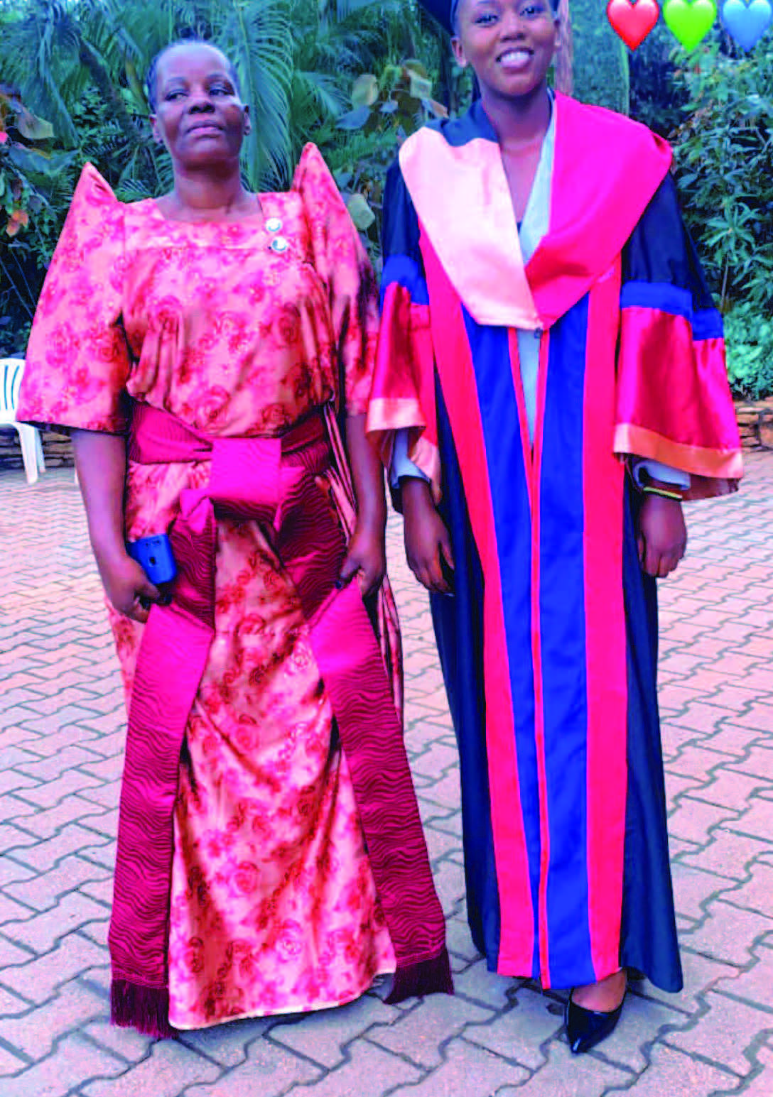 Nassanga (ku ddyo) ne nnyina Janet Kalule.