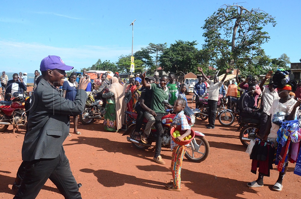 Muntu greeting supporters during the campaign trail. (Credit: Isaac Nuwagaba)
