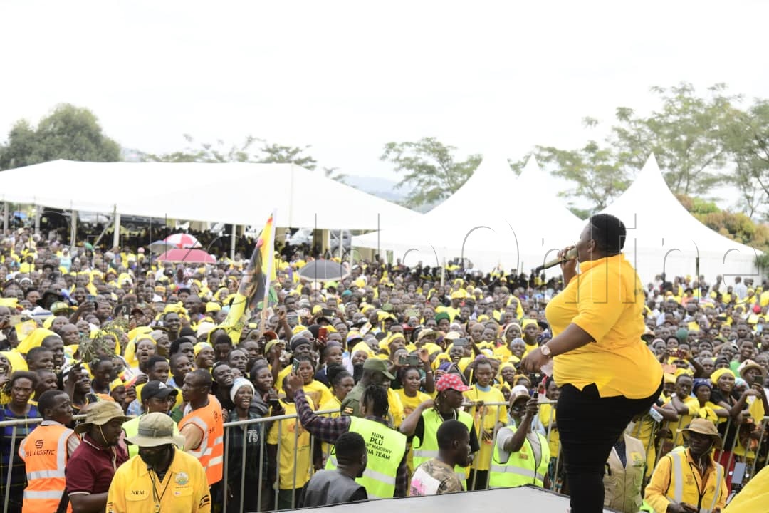 Catherine Kusasira ku Rally ya Museveni e Luwero