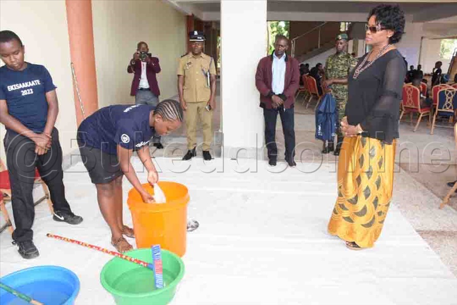 Abato Nga Balaga Nnaabagereka Bwe Bakola Ssabuuni.