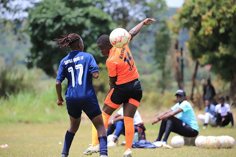 Omuzannyi wa Byafaayo Queens (ku ddyo) ng'attunka n'owa Kampala Queens.