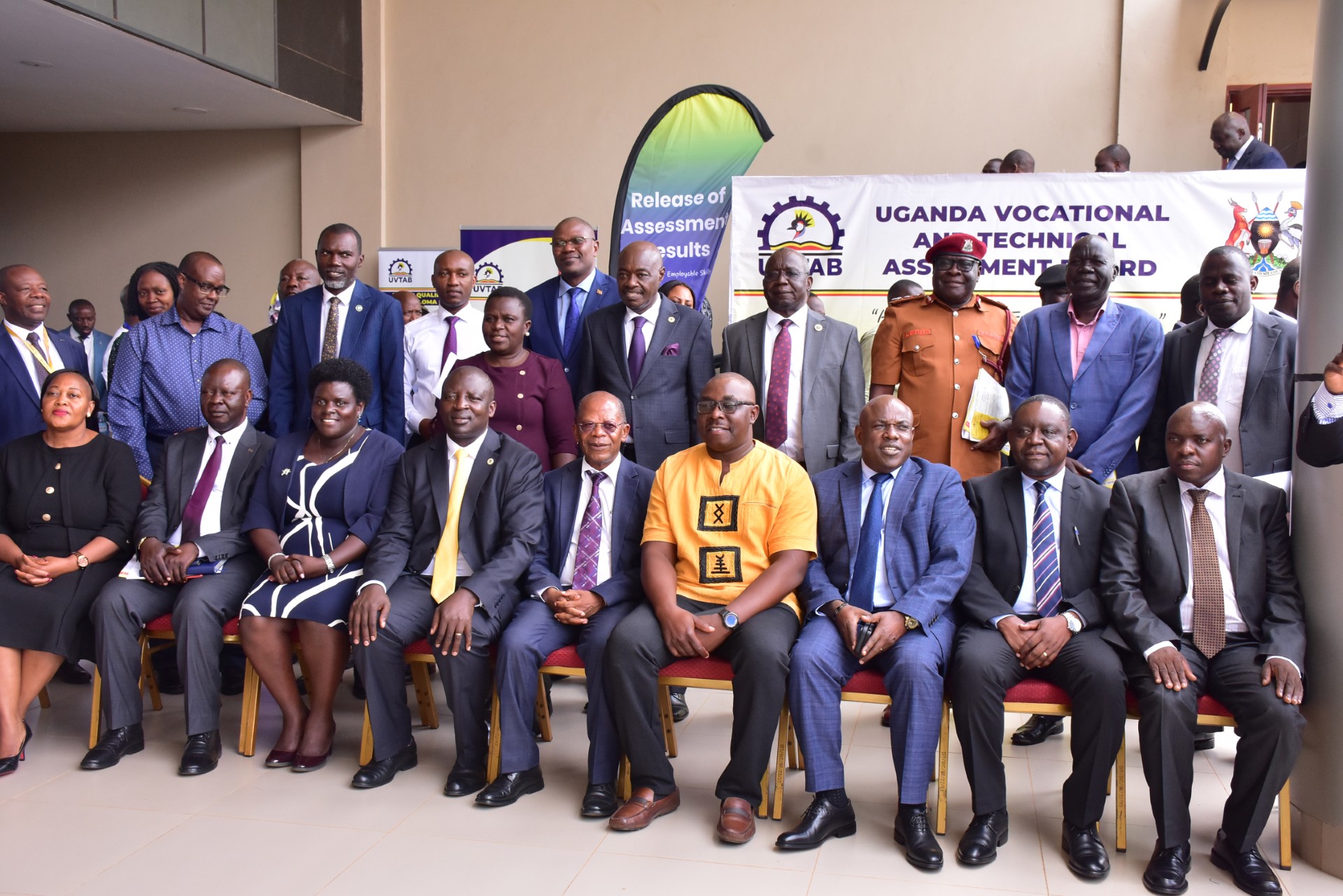 Minisita Muyingo ng'ali n'abakungu ba UVTAB