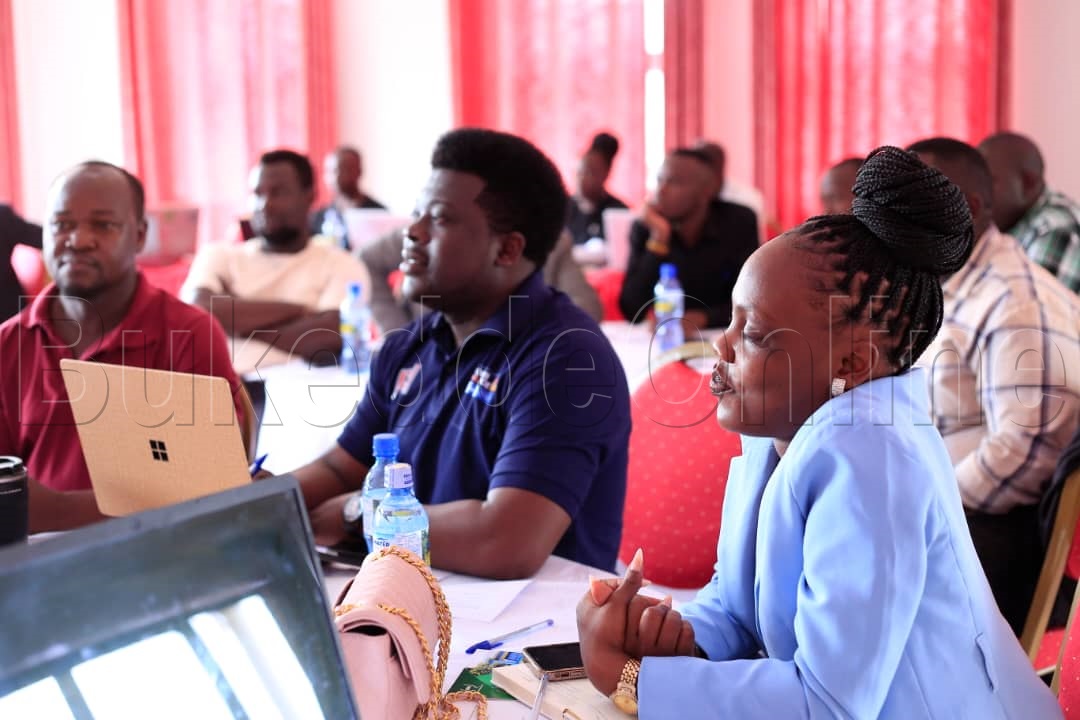 Abamawulire nga bali mu musomo