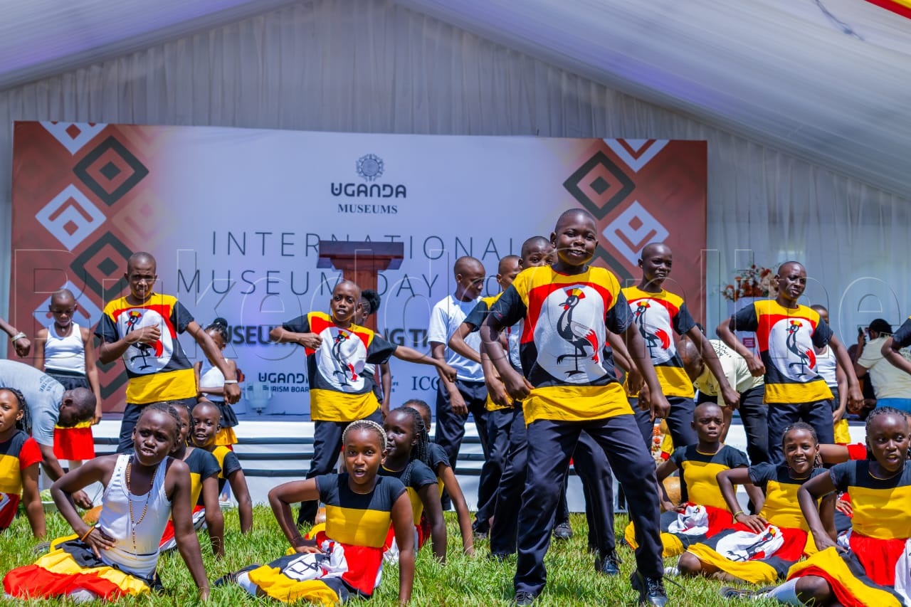 Abaana nga basanyusa abagenyi ku mukolo e Jinja