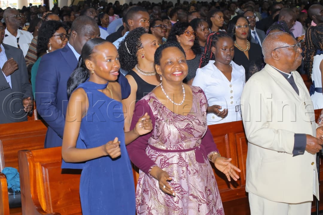 Col Edith Nakalema (wakati) naye yabaddeyo