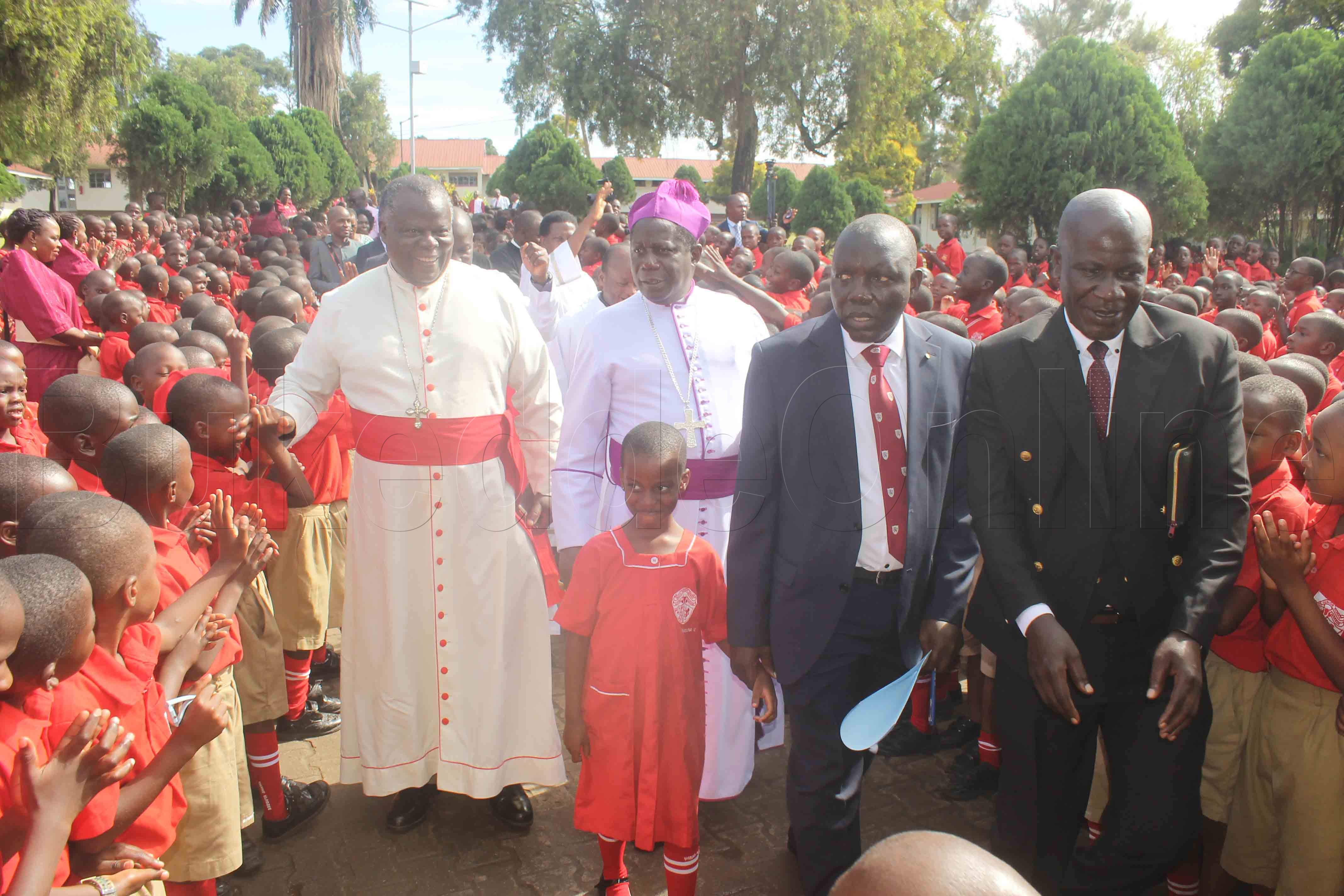 Bishop Banja ng'ali n'abamu ku baana abassiddwako emikono