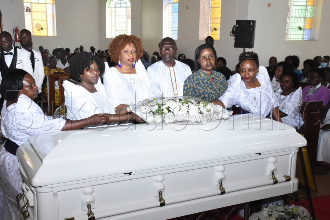 Abakungubazi nga bateeka ekimuli ku mugenzi