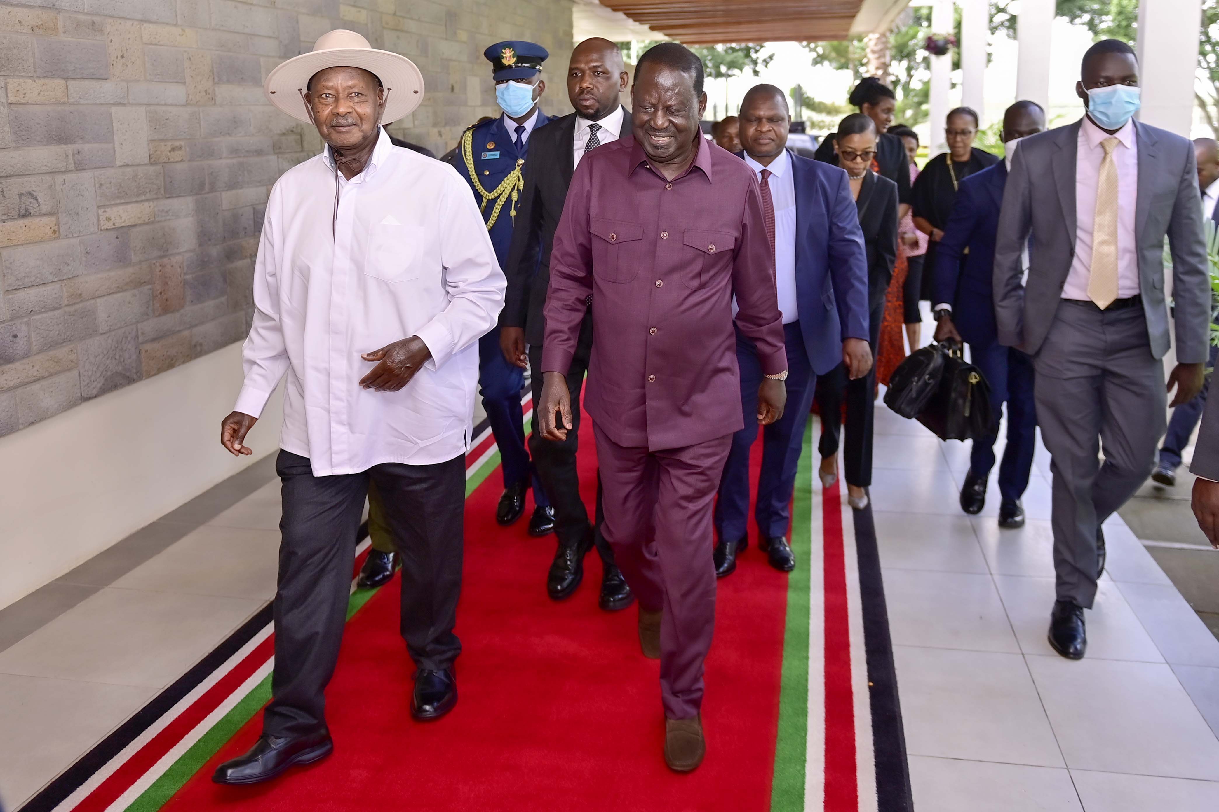 OWabaireho enganzi y'eihanga erya Kenya, Raila Odinga arikushendekyereza Purezidenti Yoweri Museveni kugaruka omu Uganda kuruga Nairobi.