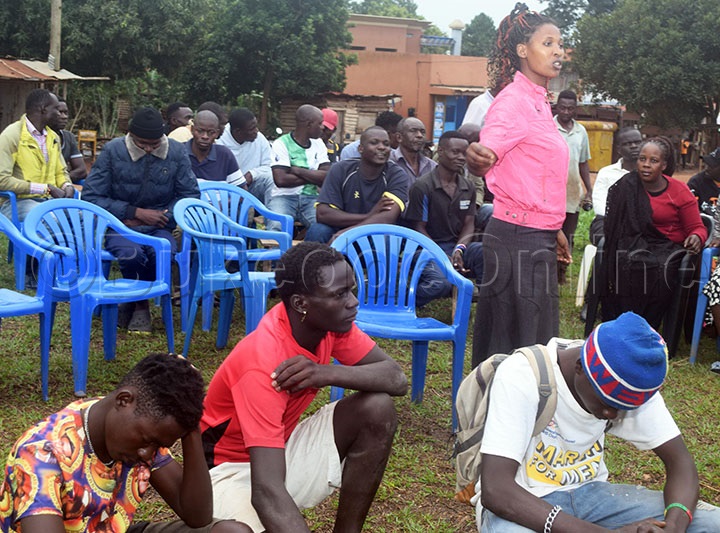 Omu Ku Batuuze Ng'alumiriza Abavubuka Bano Okumuwemulanga.