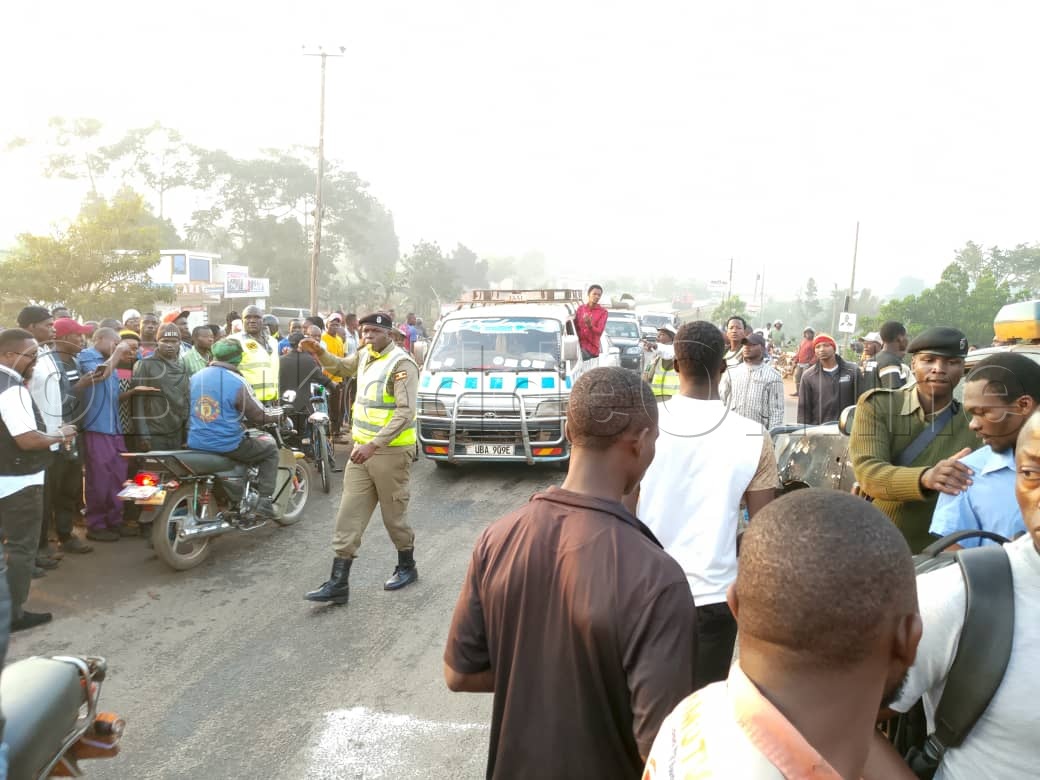 Omuserikale ng'agezaako okukkakkanya abantu n'ebidduka ebyabadde byetooloddewo.