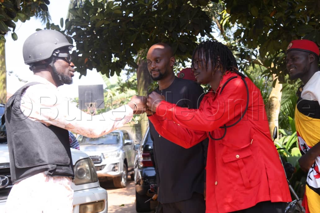 Kyagulanyi ng'awayaamu ne Saha bwe baabadde tebannasimbula kwolekera Luweero