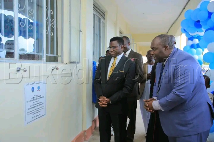 Katikkiro nga bamulambuza ekizimbe