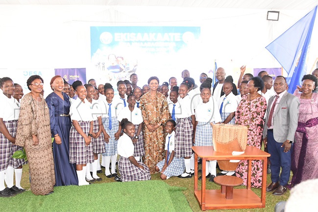 Maama Nnaabagereka ng'ali Naabasakaate