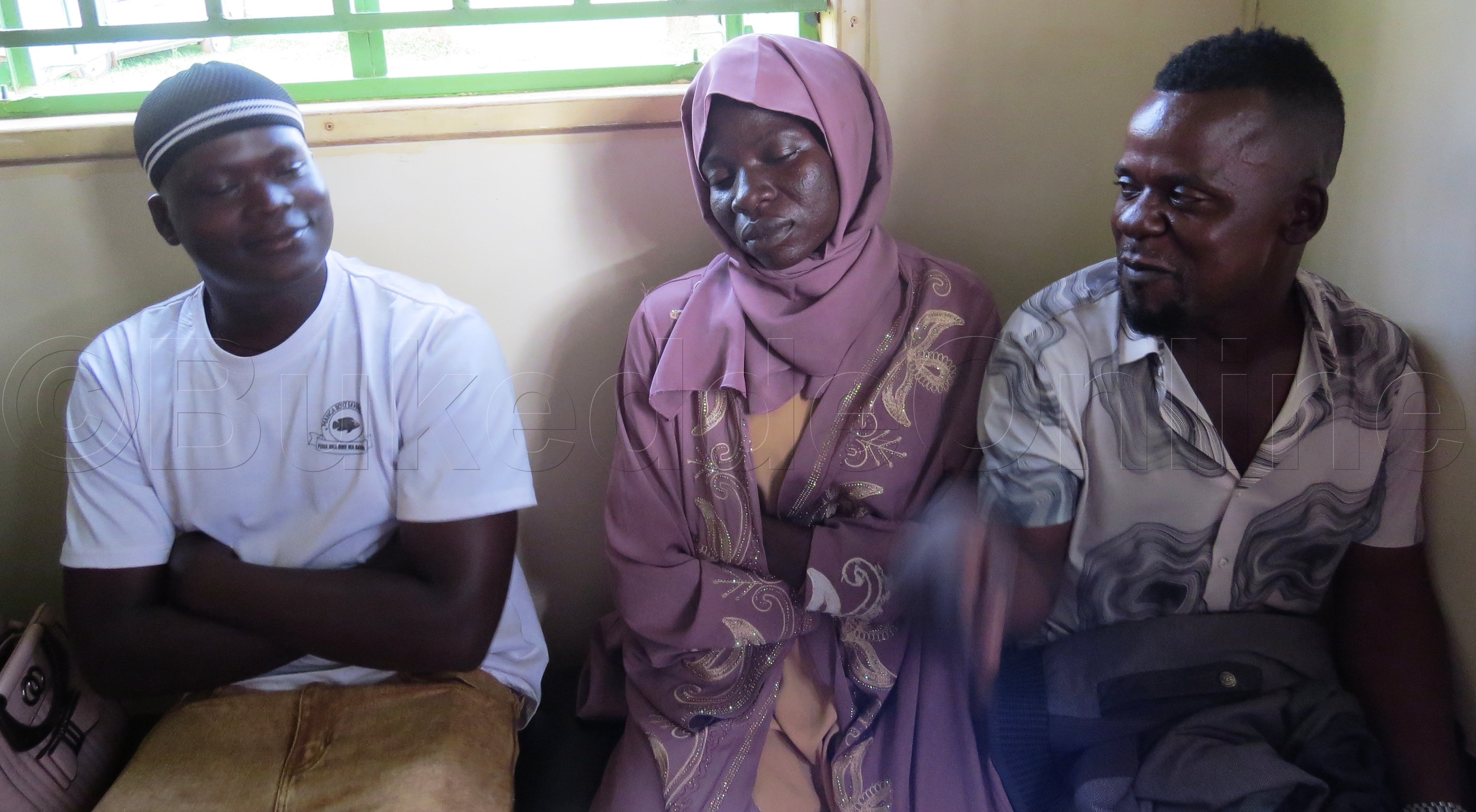 Nakanjako ng'atudde n'abakazi be abakaayanira abaana. Omwana, Tabbule (ku Kkono) Ne Matovu. Ekif; Saul Wokulira.