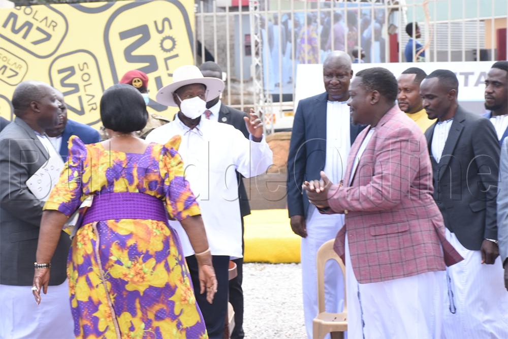 Museveni ng'ayogera n'omukulu w'ekika ky'Endiga Eria Buzaabo Lwasi