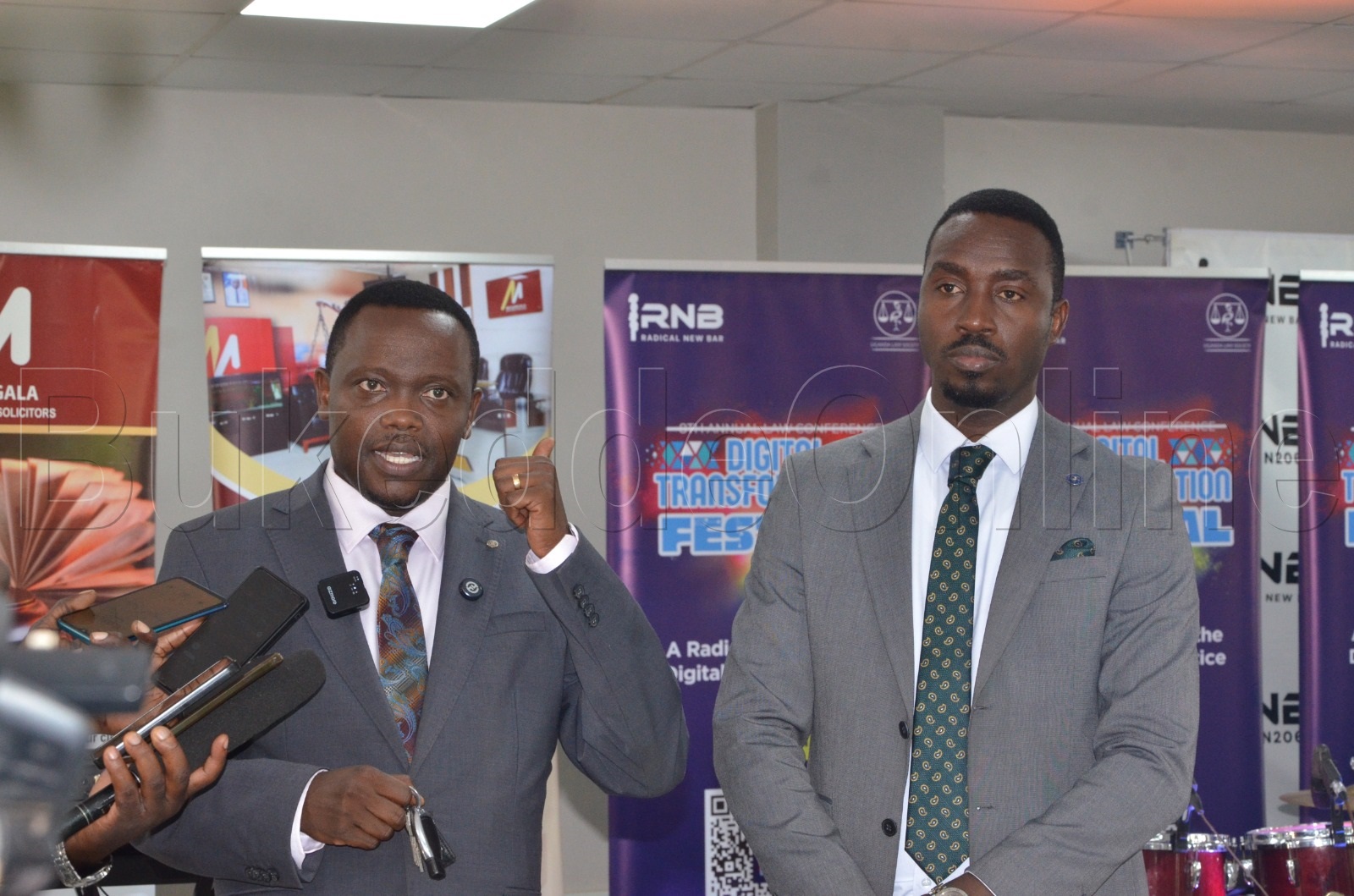 Tony Kiire Kalandi (ku kkono) ng'ayogera eri Bannamawulire. Ku ddyo ye Anthony Asiimwe